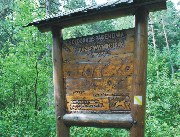 Tablica informacyjna na terenie parku